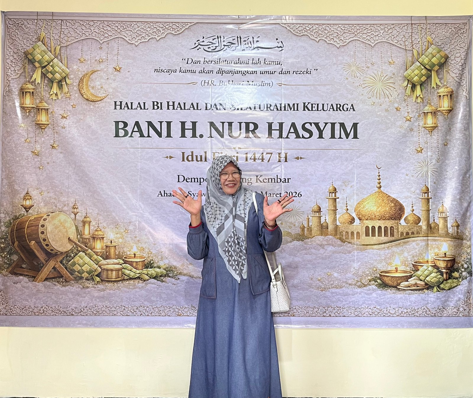 Ibu Nur Azizah lagi Berpose